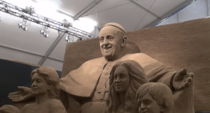 Presepe di sabbia a Jesolo scultura di Papa Francesco